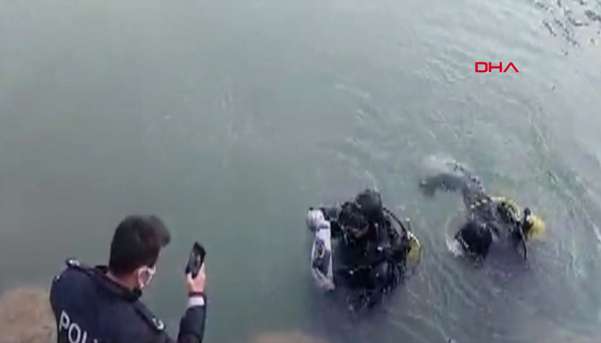 Baraj gölüne attıkları tabancayı dalgıç polisler buldu