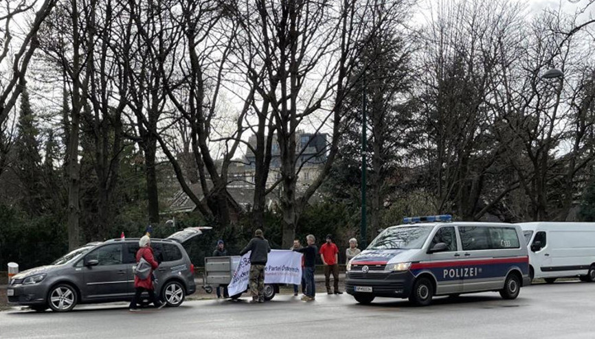 Aşı karşıtı araçlı protestoya polis engeli