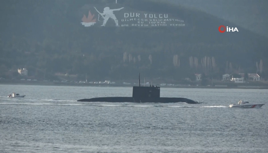 Rus denizaltısı ‘Rostov Na Donu’ Çanakkale Boğazı’ndan geçti