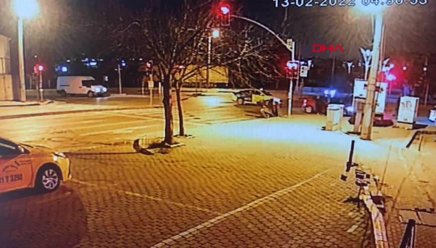 Kırmızı ışıkta duran iki otomobile ateş açtılar