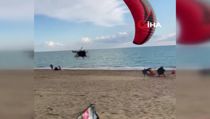 Paramotor yere çakıldı Sahilde oturan aile çocukları ile son anda kurtuldu
