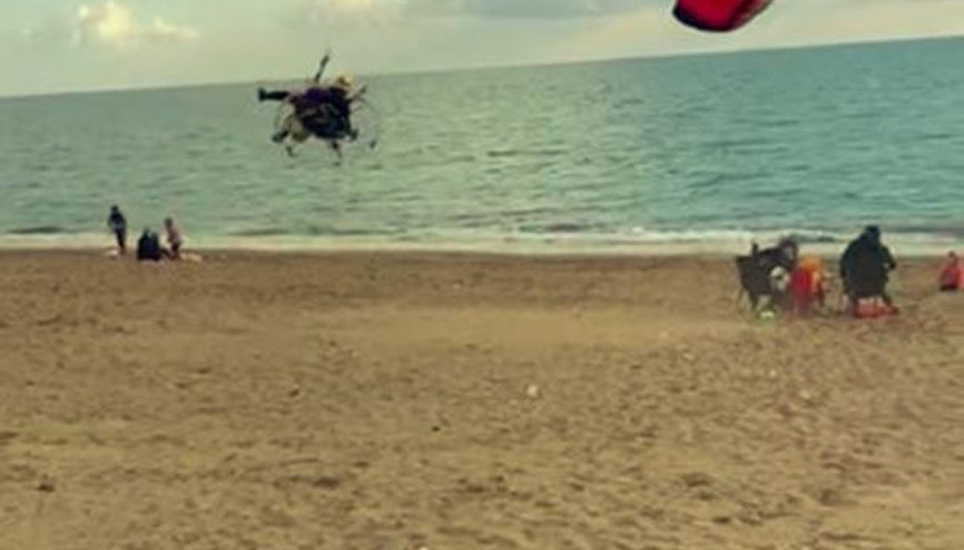 Manavgat sahilinde paramotor yere çakıldı, sahilde oturan aile son anda kurtuldu