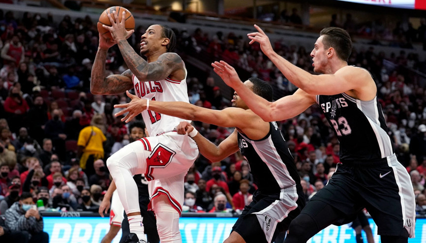 DeMar DeRozandan Michael Jordan sonrası bir ilk