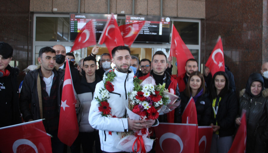 Fatih Arda İpcioğlu coşkuyla karşılandı Fatih Arda İpcioğlu coşkuyla karşılandı