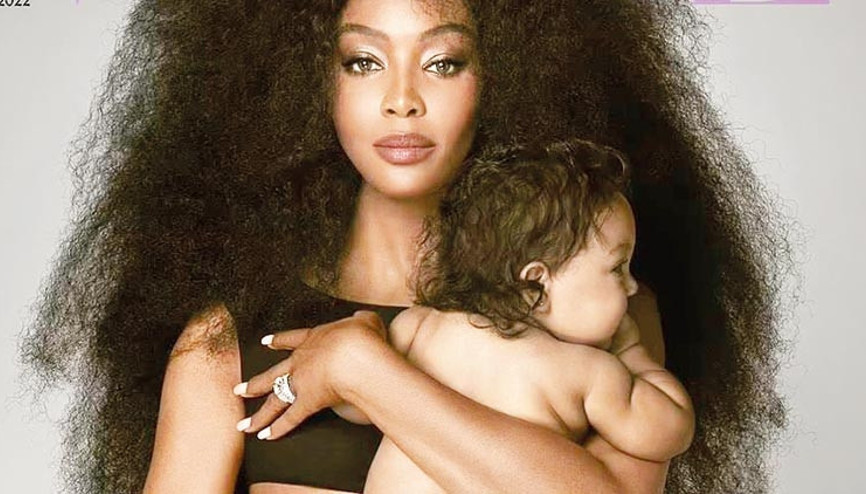 Bebeğiyle kapak oldu