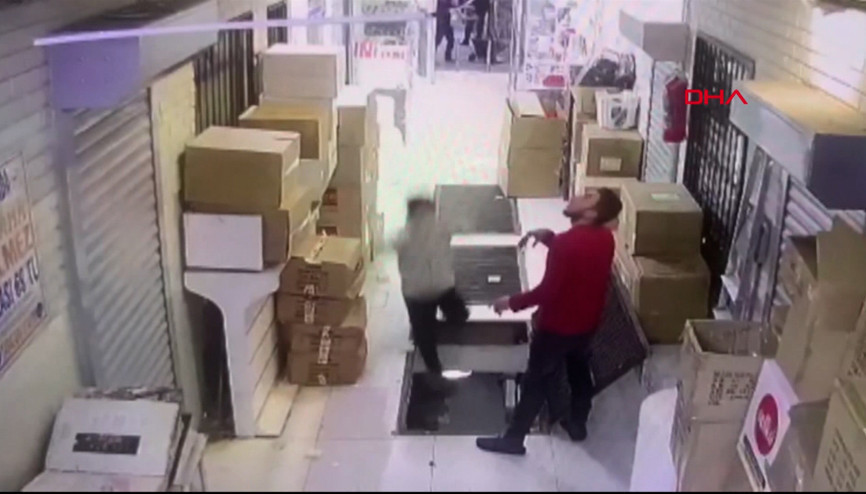 Cep telefonuna bakarak yürürken açık ızgaradan aşağıya düştü İşte o anlar...