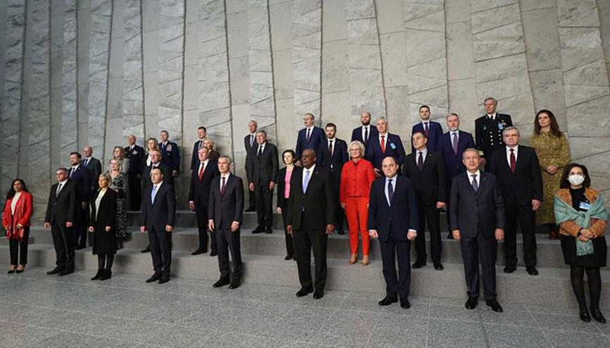 Bakan Akar, NATO savunma bakanlarının aile fotoğrafına katıldı