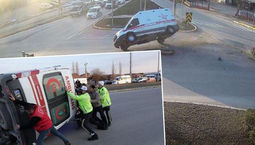 Hasta taşıyan ambulans, otomobille çarpışıp devrildi Kaza anı kamerada