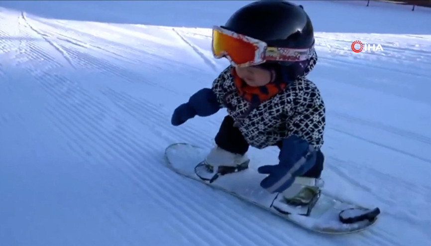 Çinde 11 aylık kayakçı hayran bıraktı