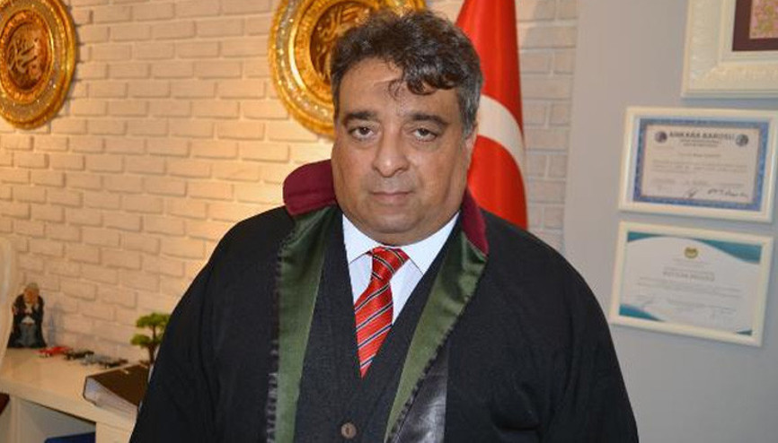 Duruşmada ceza alınca, eski sevgilisinin iç çamaşırlarını onun yüzüne fırlattı