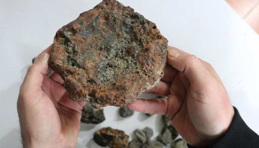 Tarlasında buldu, meteorit olabilir raporu verildi Piyango bana çıkmış gibi hissediyorum Tarlasında buldu, meteorit olabilir raporu verildi Piyango bana çıkmış gibi hissediyorum