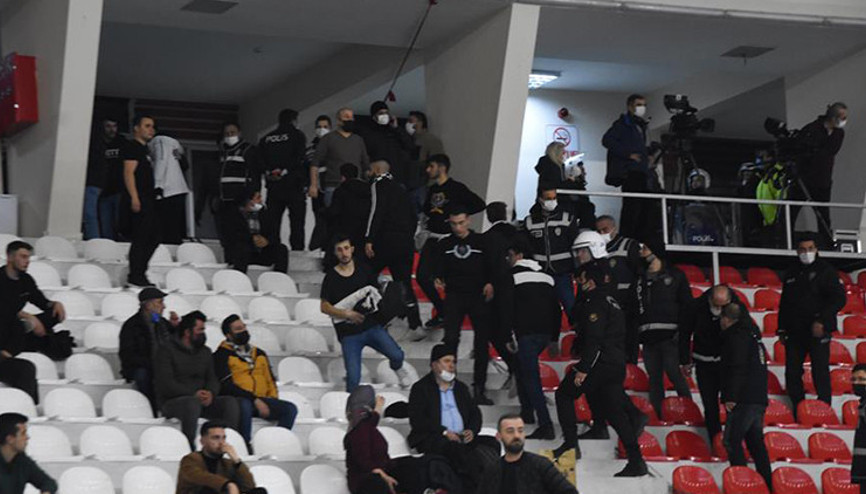 Hentbol maçında tribün karıştı Beşiktaş taraftarları salondan çıkarıldı