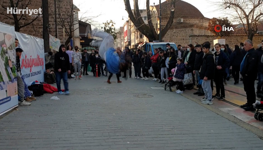 Sokak akrobatlarına zabıta müdahale edince, vatandaş tepki gösterdi