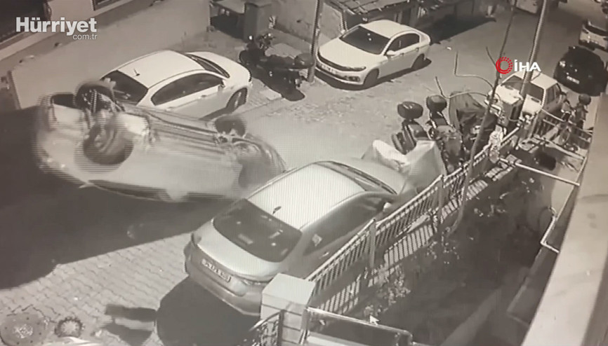 Araca çarpıp kadınlardan kaçarken takla attı