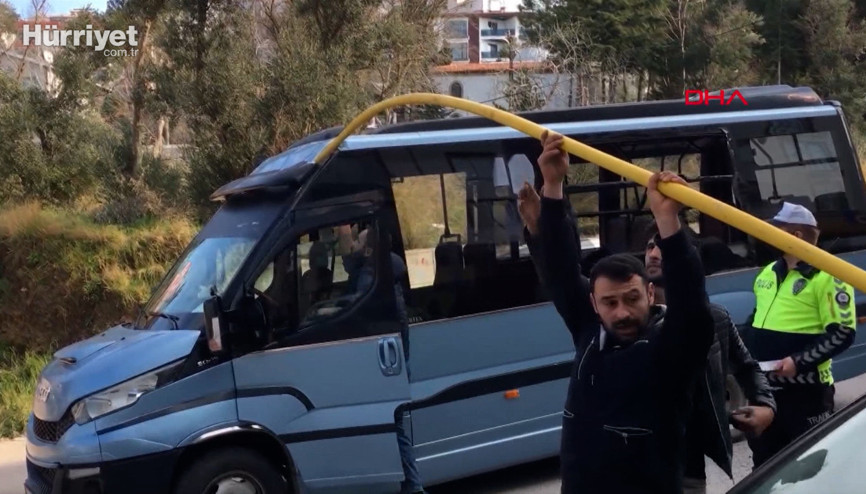 Metal boru minibüsün ön camına ok gibi saplandı