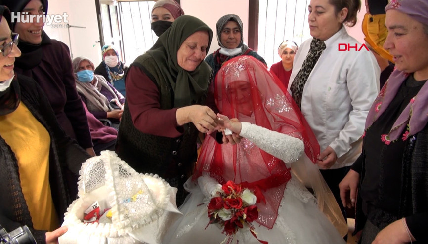4 çocuğu ve 9 torunu var; 38 yıl sonra gelinlik giydi 4 çocuğu ve 9 torunu var; 38 yıl sonra gelinlik giydi