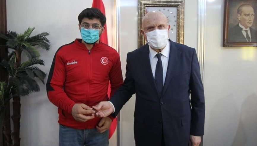 Dünya şampiyonu Yusuf Ziya Yıldızoğlu, altınla ödüllendirildi