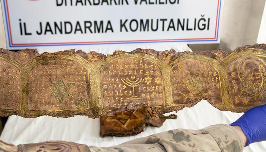 İbranice el yazmalı kitap ve fermanı 20 bin dolara satarken yakalandılar