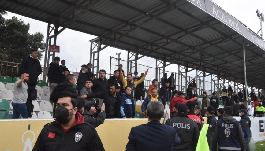 Tribünden inip top toplayıcısına saldırdı