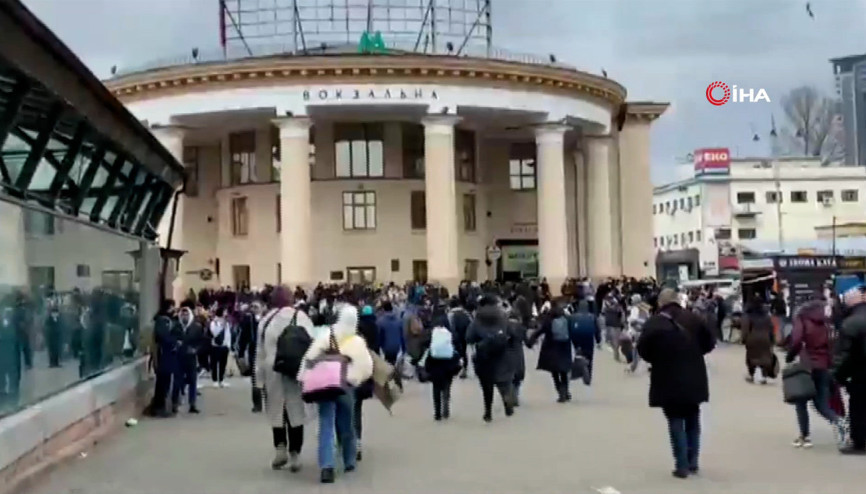 Kiev’de halk, tren garına akın etti
