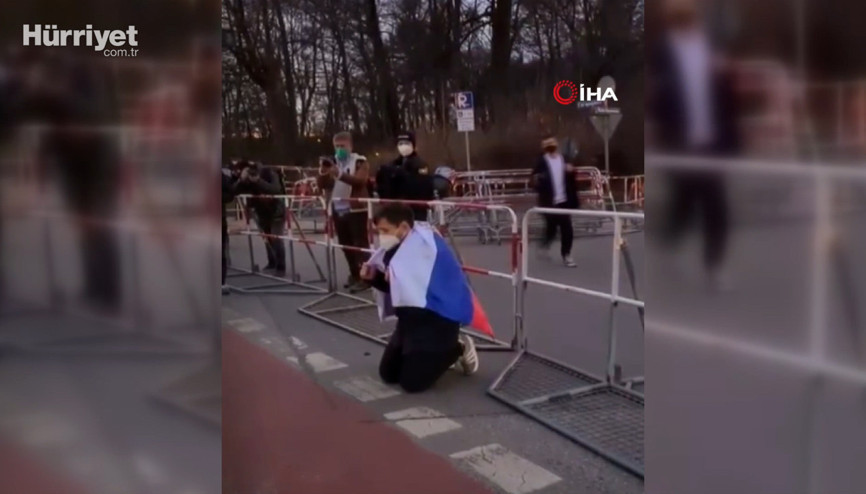 Rus protestocu Ukraynalıların önünde diz çöküp özür diledi