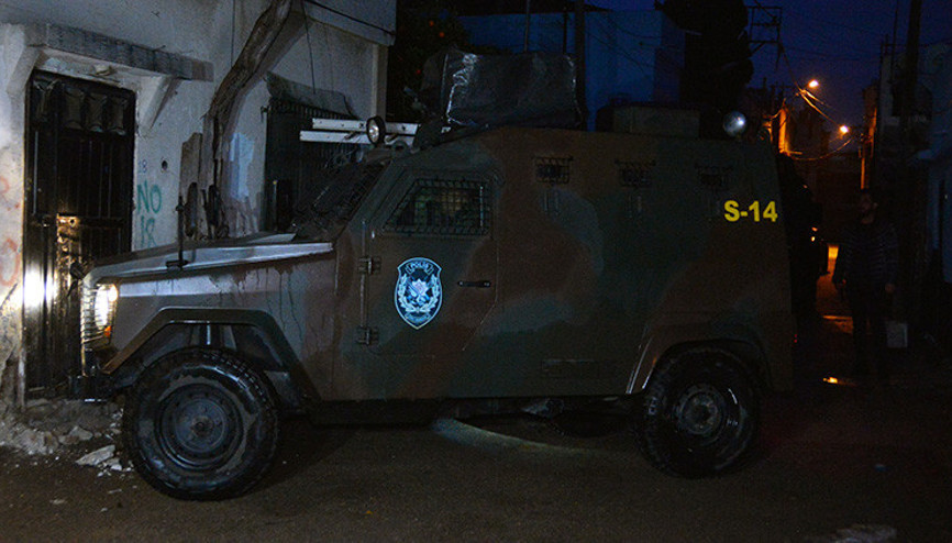 DEAŞ operasyonunda kapısı açılmayan eve zırhlı araç ile müdahale