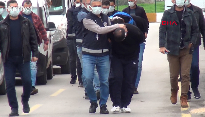 Otomobilini gasbetmek istedikleri arkadaşları direnince öldürüp gömmüşler Otomobilini gasbetmek istedikleri arkadaşları direnince öldürüp gömmüşler