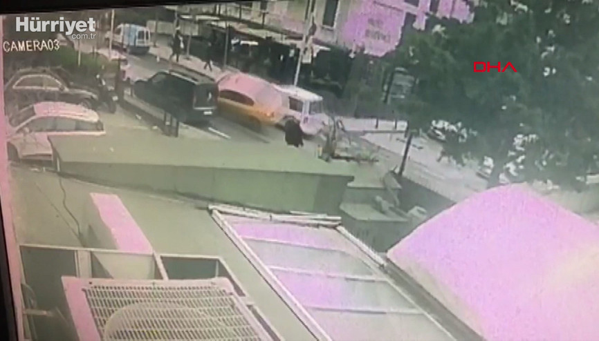 Taksi, ara sokaktan çıkan polis aracına çarptı; o anlar kamerada