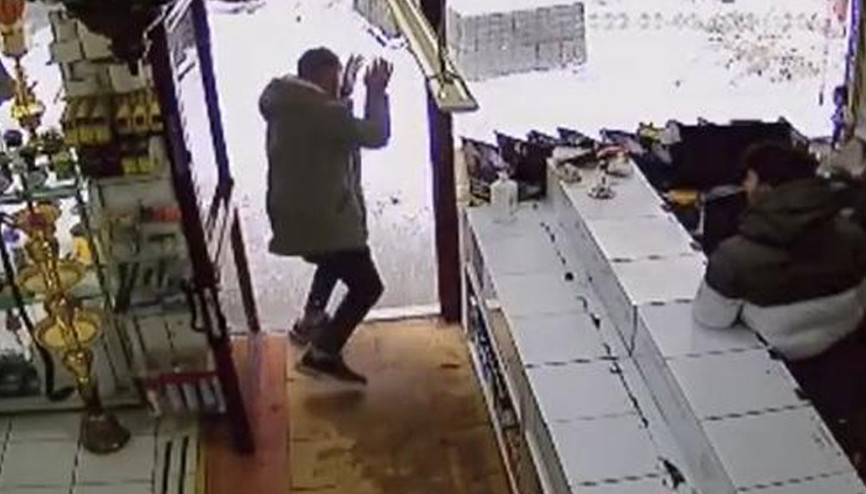 Çatıdan düşen buz sarkıtından bir adımla kurtuldu