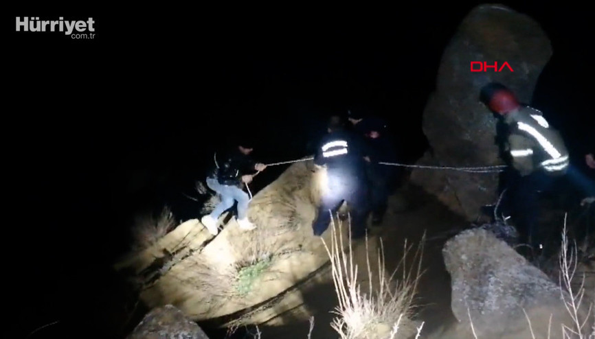 Silivride kayalıklarda mahsur kalan 2 kişiyi itfaiye kurtardı