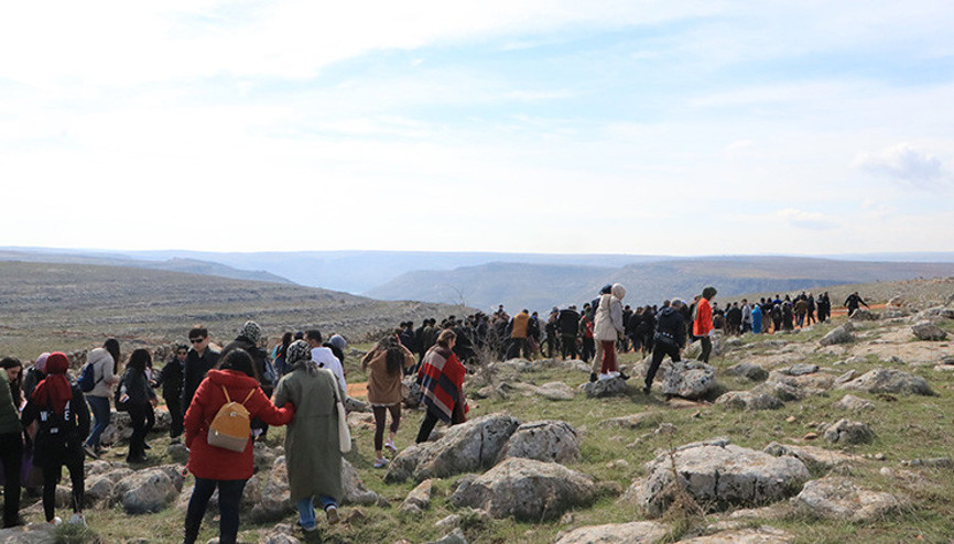Halfeti Koku Festivalinde Mezopotamya sümbülü için 6 kilometre yürüdüler Halfeti Koku Festivalinde Mezopotamya sümbülü için 6 kilometre yürüdüler