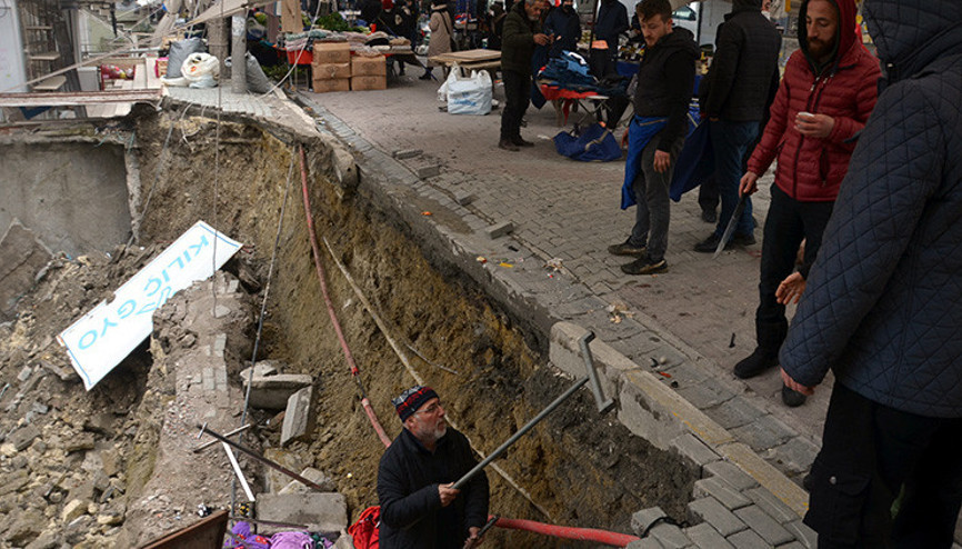 Avcılarda korku dolu anlar Semt pazarında kaldırım çöktü