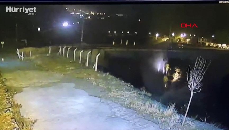 Çoruh Nehri üzerinde devrilen TIRın kaza anı kamerada Çoruh Nehri üzerinde devrilen TIRın kaza anı kamerada