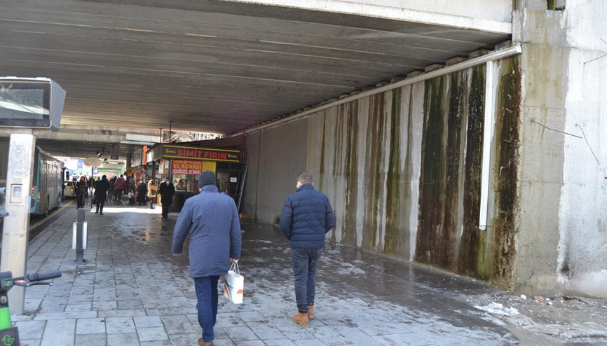 Köprü altında nahoş manzara