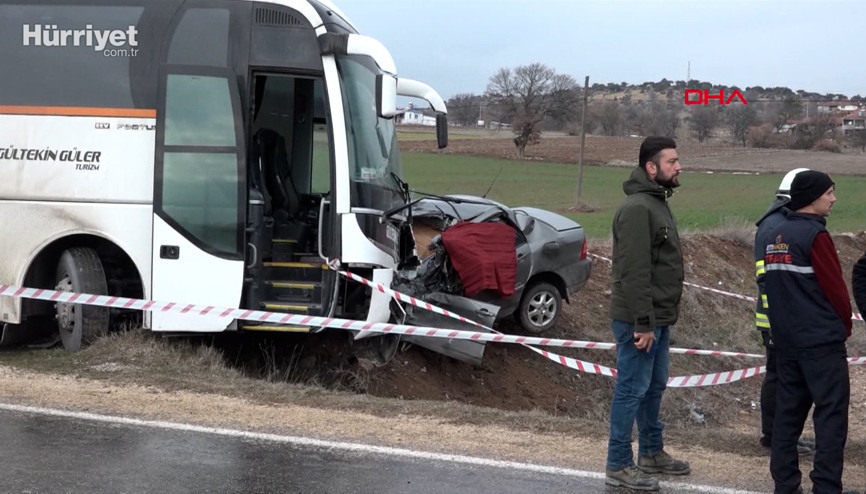 İşçi servis otobüsü ile otomobil çarpıştı: 3 ölü, 1 yaralı