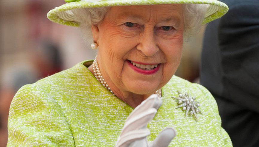 Ve Kraliçe 2. Elizabeth sarayına veda etti