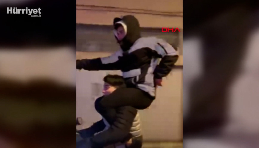Omzunda taşıdığı arkadaşıyla motosiklet sürdü