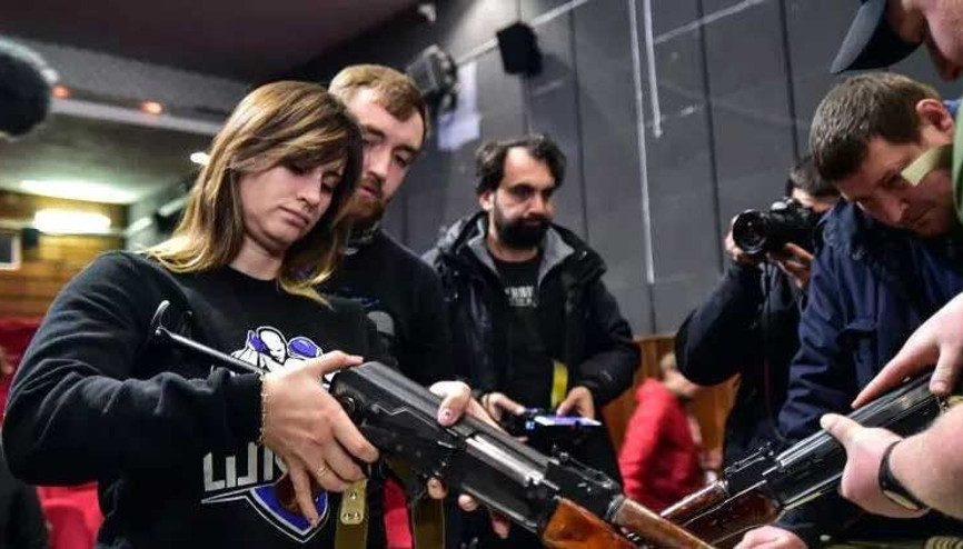 Ukraynalı siviller sinema salonunda silah eğitimi alıyor Ukraynalı siviller sinema salonunda silah eğitimi alıyor