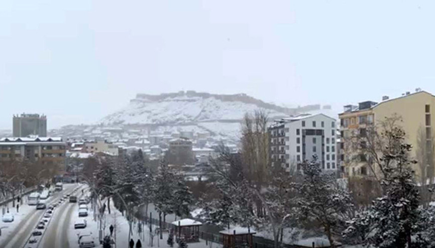 Bayburtta kar yağışı nedeniyle okullar yarın da tatil edildi