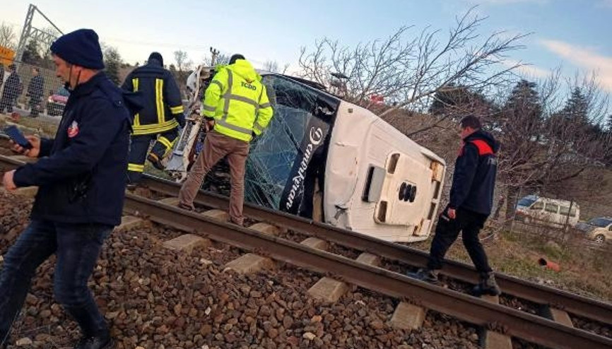 Kırklarelide yük treni hemzemin geçitte midibüse çarptı