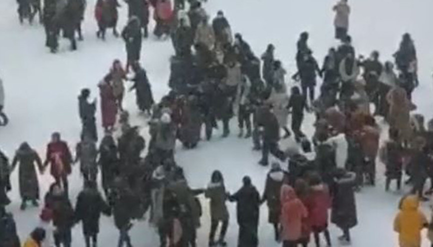 Öğrenciler kar tatilini duyunca bahçede halay çekti
