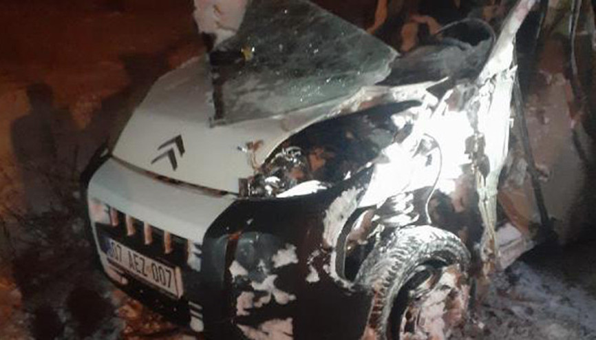 Antalyada hafif ticari araç, kar küreme aracıyla çarpıştı: 3 kişi hayatını kaybetti