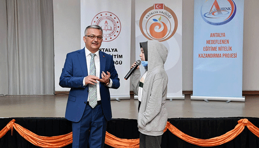 RESMİYET KAPIDA KALDI