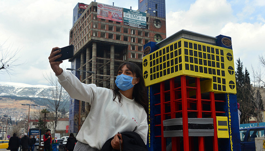 Yıkımına başlanan Dünyanın en saçma binasının pastadan maketini yaptılar