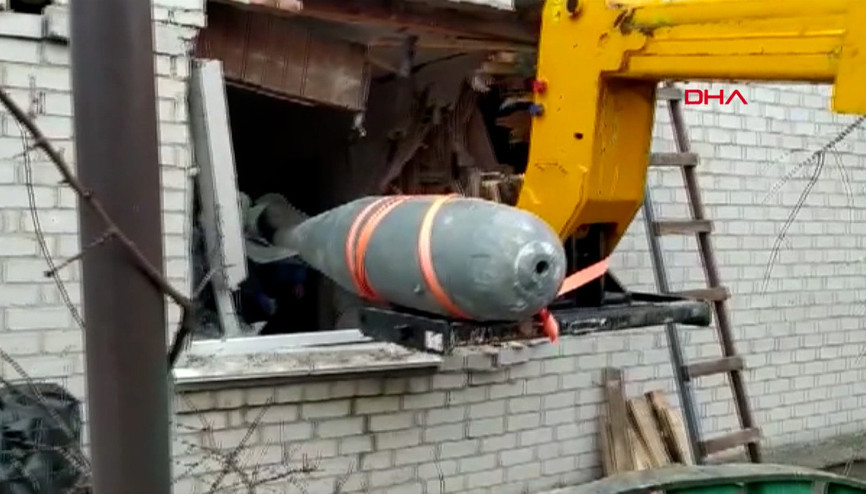 Ukraynada infilak etmeyen bomba, enkazdan böyle çıkarıldı