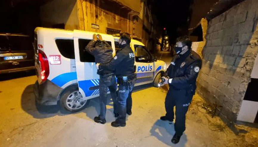 Oto tamirhanesine giren hırsızlar, suçüstü yakalandı