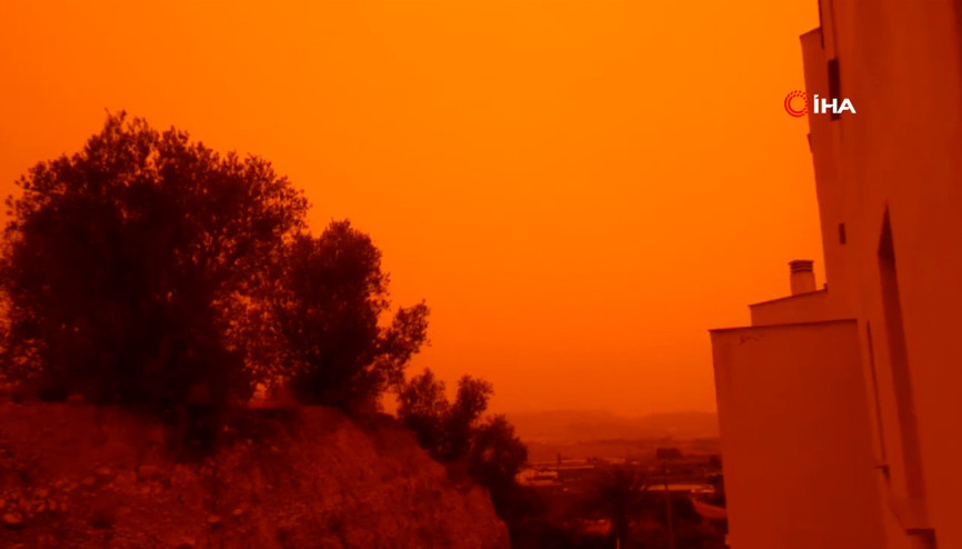 Sahra Çölünden gelen toz fırtınası İspanyayı vurdu