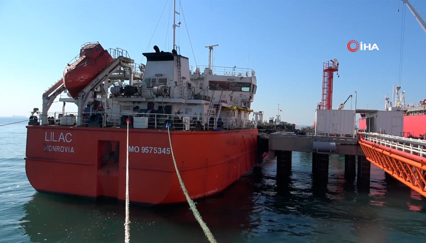 Ayçiçek yağı yüklü ilk gemi limana ulaştı