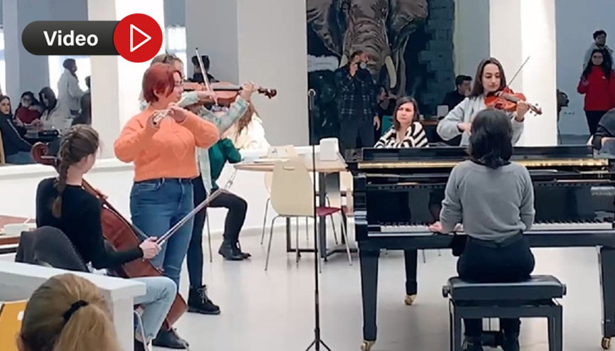 Üniversitede sürpriz Çanakkale Türküsü Üniversitede sürpriz Çanakkale Türküsü