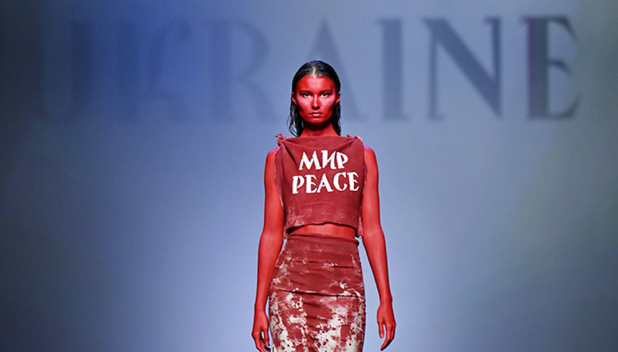 Kan kırmızısıyla protesto